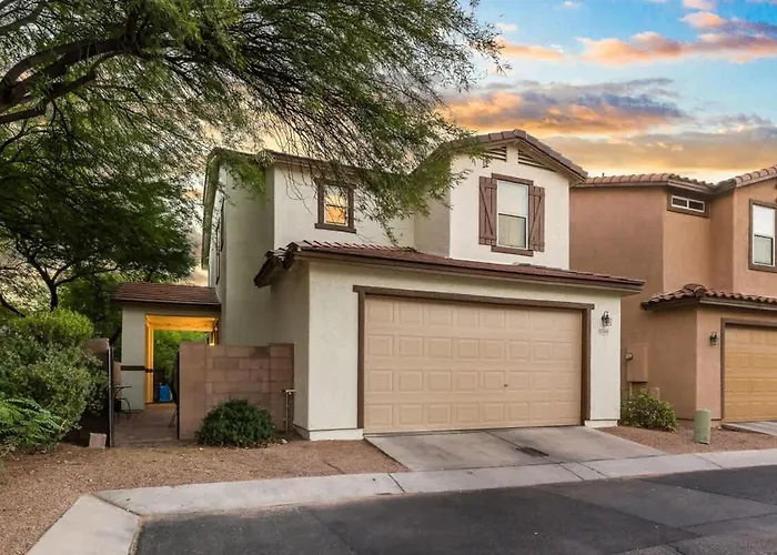 Сasa de vacaciones Peaceful 2 Story Home-pet Friendly Tucson