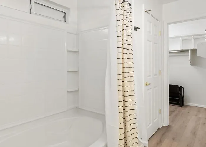 Peaceful 2 Story Home-pet Friendly Сasa de vacaciones