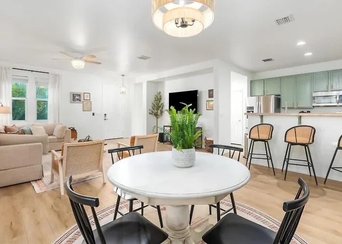 Peaceful 2 Story Home-pet Friendly Tucson